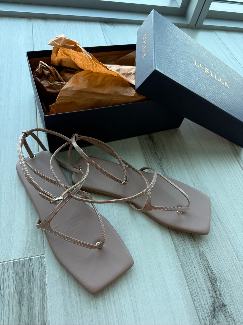 NEW Le Silla Leather Flat Sandals